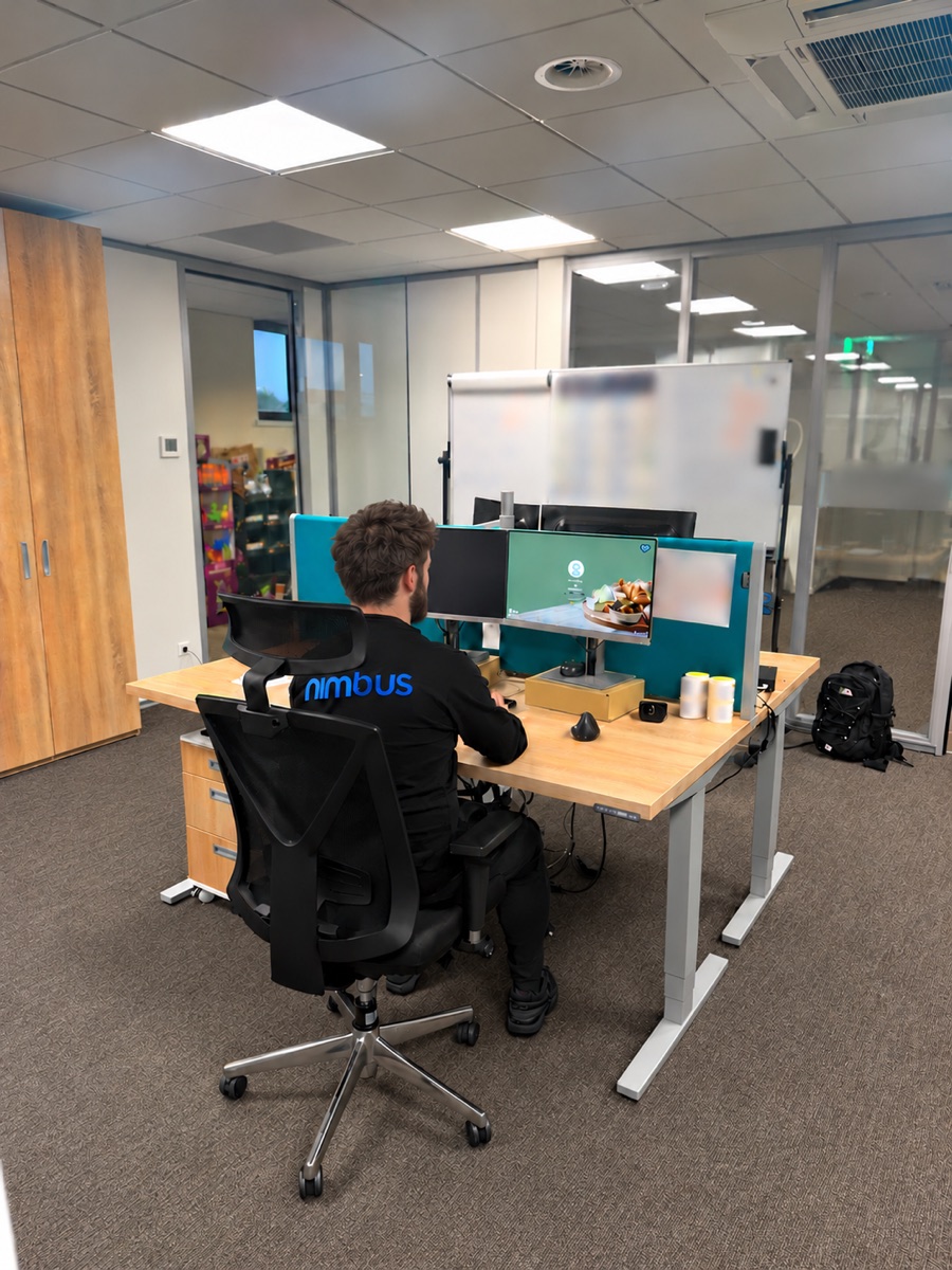 Een Nimbus-collega aan een werkplek op het kantoor van Edex Food